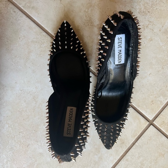 Brand new never worn Steve Madden black suede spike pumps size 7.5 M run small - Picture 3 of 4